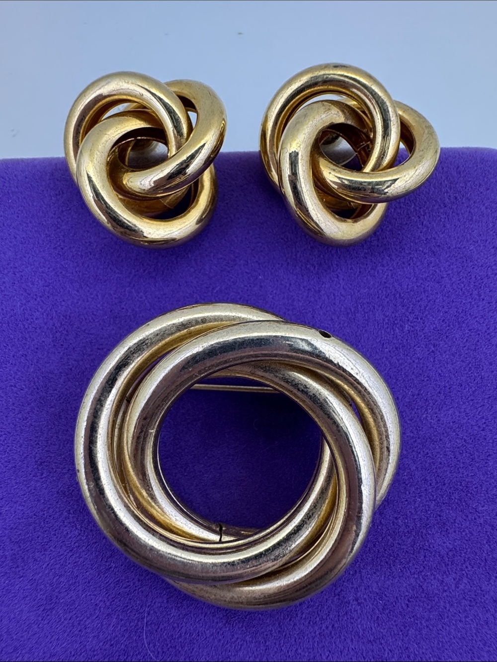 💛 Vintage Gold-Tone Knot Brooch and Earrings Set